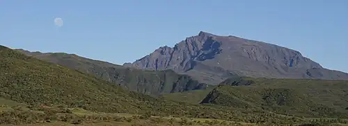 Le piton des Neiges, volcan bouclier et point culminant de La Réunion. Inactif depuis plus de 12&nbsp;000&nbsp;ans, il est à l’origine de la formation de l'île.