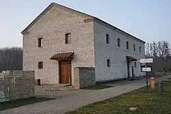 Vue d'un édifice romain reconstitué.