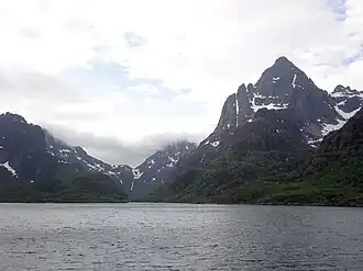 Litlkorsnestinden surplombant la baie Rørhopvågen.