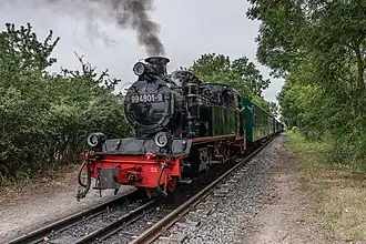 Train historique de la compagnie ferroviaire Rügensche Kleinbahn sur la ligne Putbus en gare de Lauterbach, tracté par une locomotive DRG Class 99 (Baureihe 99&nbsp;(de)). Aout 2022.