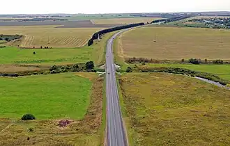 Route traversant un paysage champêtre.