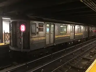 rame à quai vue du quai opposé, sombre.