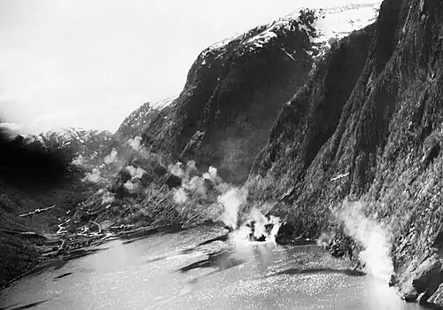 Beaufighter attaquant le navire marchand Ingerseks abrité le long des falaises (900 m d’altitude) près de Sognefjord le 23 avril 1945. Le raid du 9 février s'est effectué dans des conditions presque similaires.