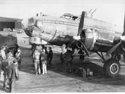 B-17G-10-VE n° 42-39970 « E-Rat-Icator » 452nd Bomb Group - 730th Bomb Squadron. Photo prise au retour de sa 100ème mission.