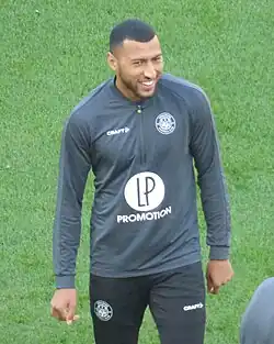 Plan de pied avec Begraoui, s'échauffant avant un match de football.