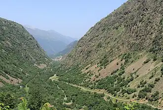 Partie centrale de la route.