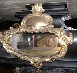 Les reliques de saint Sabin, au-dessus de l'autel de la basilique Saint-Sabin.