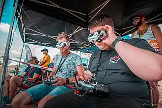 Pilotes lors d'une course de FPV Racing.