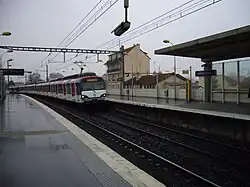 Une MS 61 du RER A arrivant à Saint-Maur - Créteil en direction de Saint-Germain-en-Laye.