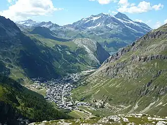 Vue sur Val-d'Isère, le lac du Chevril et le mont Pourri depuis la route du versant nord.