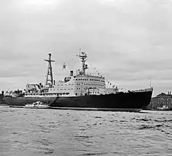 Le Brise-glace à propulsion nucléaire Lénine sur la Neva à Leningrad, 16 septembre 1959.