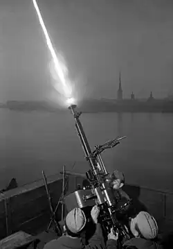 Canons antiaérien de l'équipe du sergent Fyodor Konoplyov tirant sur des avions ennemis, 9 octobre 1942.