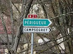 Un panneau D21b vert et un blanc, surmontés d'un cartouche E42.