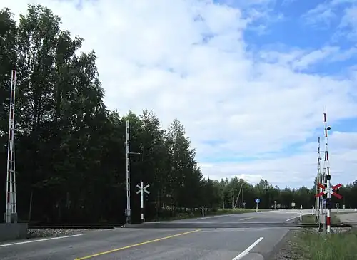 La route nationale 2 traverse la ligne de Solør à Jømna.