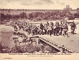 Prisonniers de guerre russes conduits par des soldats allemands après la reddition de la forteresse de Novogeorgievsk, août 1915.