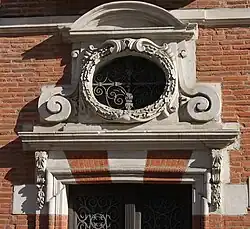 Rabaudy de Paucy : couronnement de la deuxième porte.