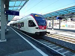 RABe 523 « FLIRT » assurant un service de la ligne S3 du RER Vaud, à quai en gare de Renens en direction d'Allaman.