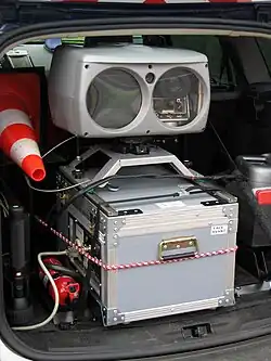 Radar (appelé « hibou », de par son aspect visuel) embarqué à l'arrière d'un véhicule.