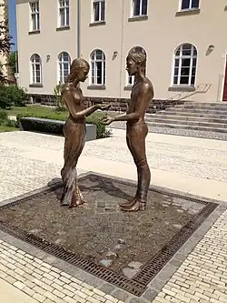Fontaine représentant un couple dont la femme fait tomber l'eau dans les mains de l'homme.