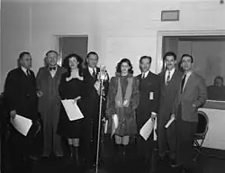 Équipe du feuilleton radio « Un Homme et son péché » avec René Lecavalier (deuxième à partir de la droite).