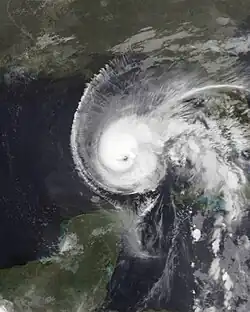 Rafael à son second pic d'intensité le 8 novembre.