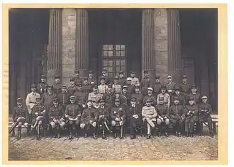 Photographie d'une promotion d'une école militaire avec nombreux personnages alignés.