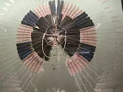 Rahareto, coiffe. Population karaja, Mato Grosso, Brésil. Bois, rotin, plumes, fibres végétales. Collecte et don Jabiru Prod, 2002. Ethnographie 2e, salle 22.