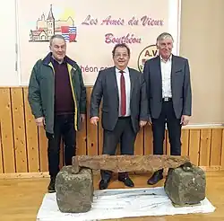 Rail à ventre de poisson (retrouvé en 2019 et posé sur ses dés en pierre).