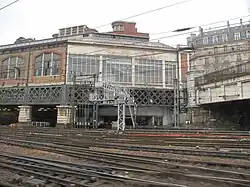 Verrière de l'entrée sur la rue de Saint-Pétersbourg vue depuis les voies ferrées, avant restauration.