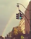 Un arc-en-ciel sur Malcolm X Boulevard; vue vers le nord depuis Central Park North
