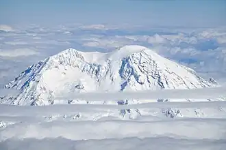 Vue aérienne du sommet du mont Rainier depuis l'ouest.