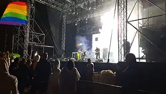 Scène de concert avec un drapeau arc-en-ciel