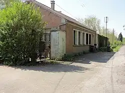 Les bureaux et les garages.