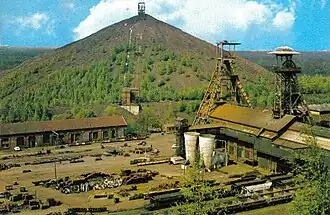 La fosse Sabatier, son puits no 2 est à gauche, le puits no 1 à droite. Le terril no 175 est en arrière-plan.