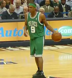 Le meneur de jeu Rajon Rondo dribblant avec la balle de basket-ball avec sa main gauche.