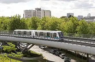 Une rame sur le viaduc de Pontchaillou et vue d'une des piles.