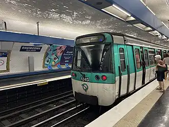 Rame MF 77 marquant l'arrêt en direction de Balard.