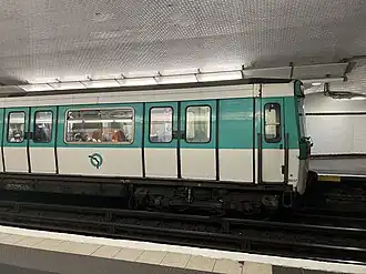 Rame MF 77 marquant l'arrêt en direction de Balard.