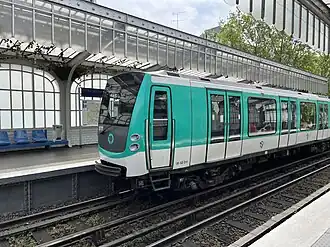 Entrée d'une rame MF 01 en direction de Porte Dauphine.