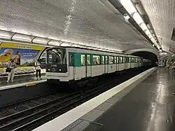 Rame MF 67 entrant en station en direction de Gare d'Austerlitz.