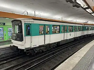 Entrée d'une rame MF 67 pour Mairie d'Issy.