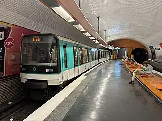 Rame MF 88 entrant en station en direction de Pré Saint-Gervais.