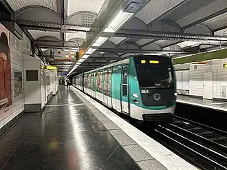 Entrée d'une rame MF 01 pour Bobigny - Pablo Picasso.