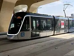 Le tramway T9 à la station Trois Communes.