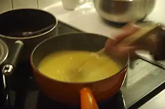 Préparation du ramequin, spécialité de Saint-Rambert-en-Bugey.