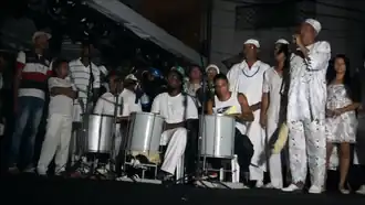 À minuit, les tambours cessent brièvement de battre et Raminho de Oxossí déclame chants et prières à la mémoire des défunts et des souffrances de l'esclavage.