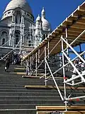 La rampe (en construction) de prise d'élan qui a permis l'accomplissement du record du saut en longueur en roller devant le Sacré-Cœur à Paris.