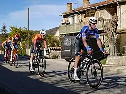 Axel Laurance portant le maillot de leader, il sera perdu à l'issue de l'étape.