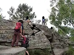 Randonneurs en 2025 suivant les balises rouges du circuit des 25 bosses en forêt de Fontainebleau.