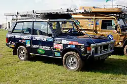 Une automobile tout-terrain recouverte de sponsors.